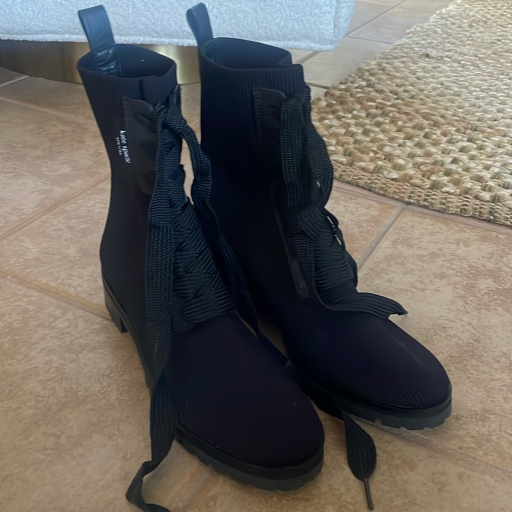 Completely new. No tags or box. Have been tried on but not past twenty steps!